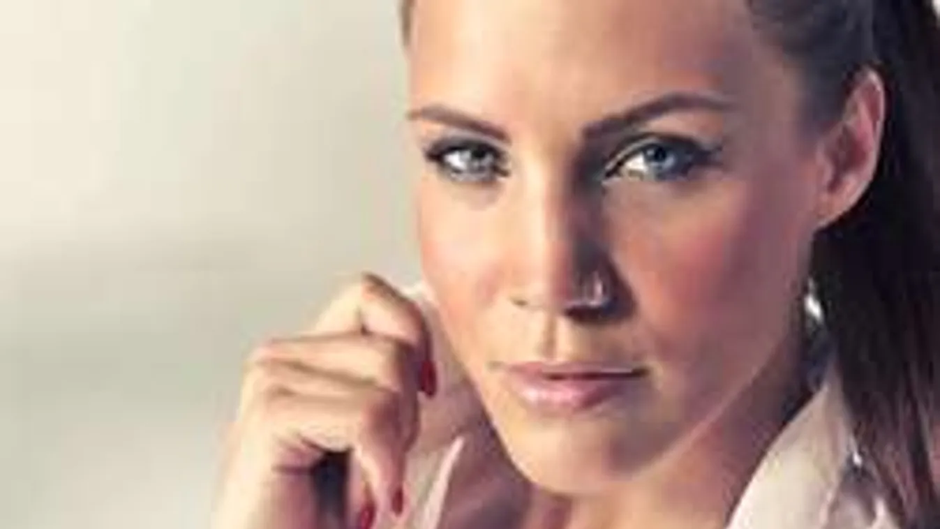 Összeverekedett a villamoson perverz támadójával a magyar énekesnő!