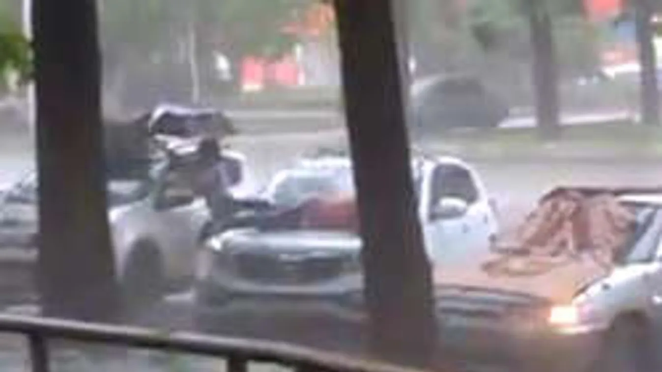 Elképesztő, mire képes egy nő, hogy megvédje a kocsiját a jégesőtől!