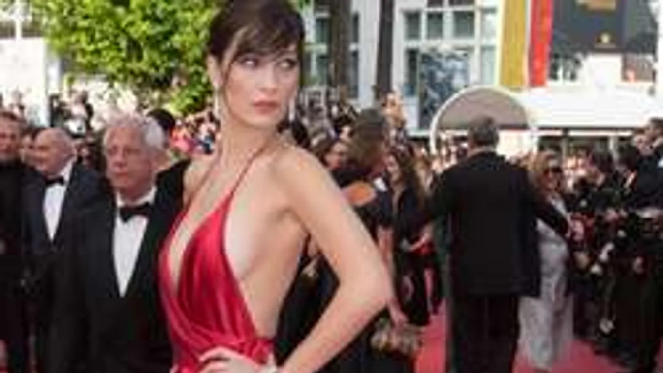 Keményen bevágott a bugyi a szinte pucéran bulizó modellnek