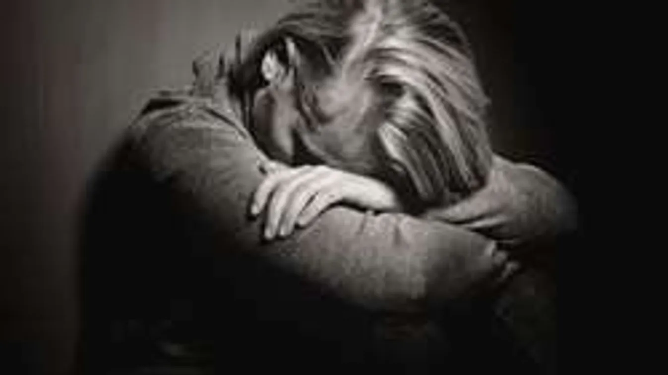 Sokkoló szerelmi üzenet egy budapesti ház ajtaján - Fotó