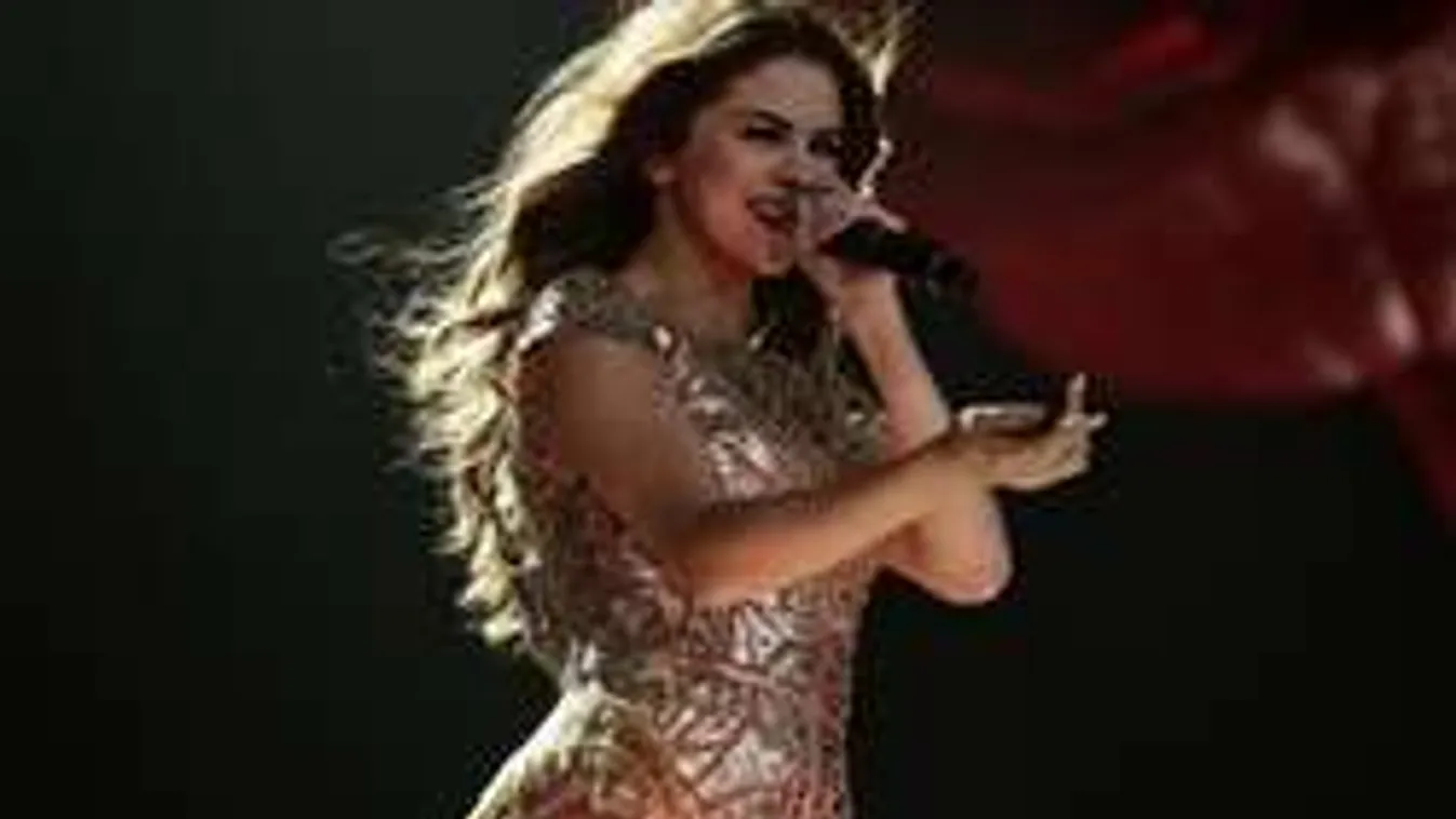 Melltartó nélkül pózolt rajongóival a dögös világsztár - Fotó