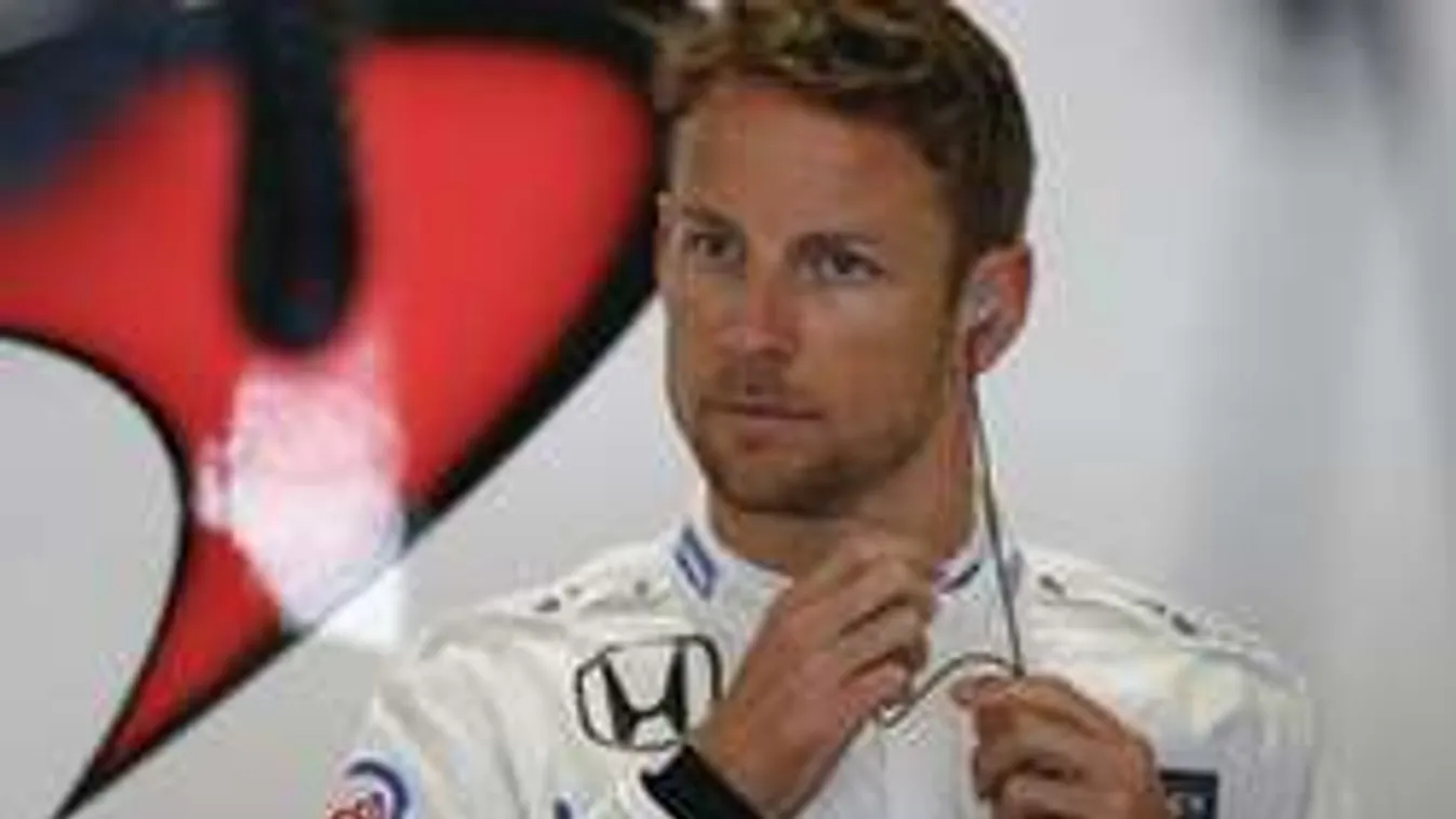 Hajmeresztő videó: centiken múlt Button élete!