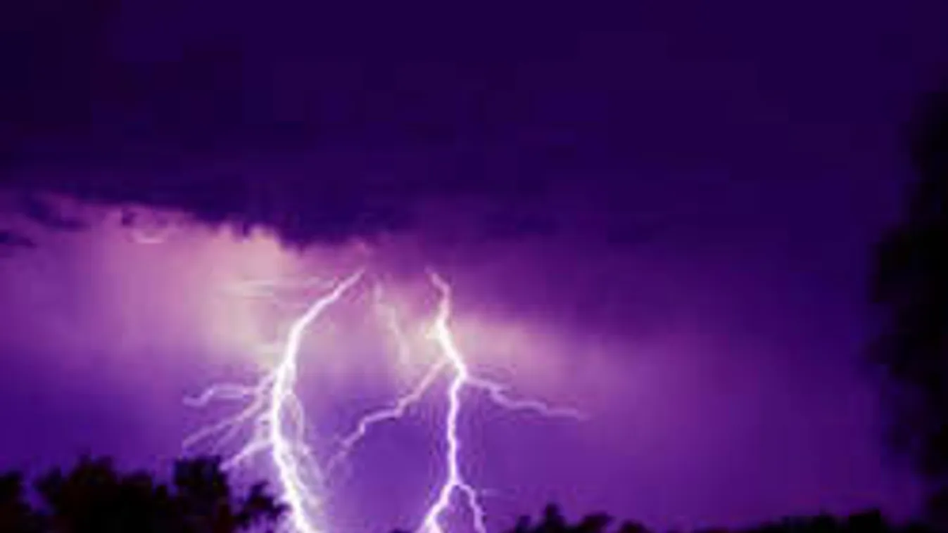 Döbbenetes villámfüggöny Budapest fölött, egészen elképesztő! - Fotó