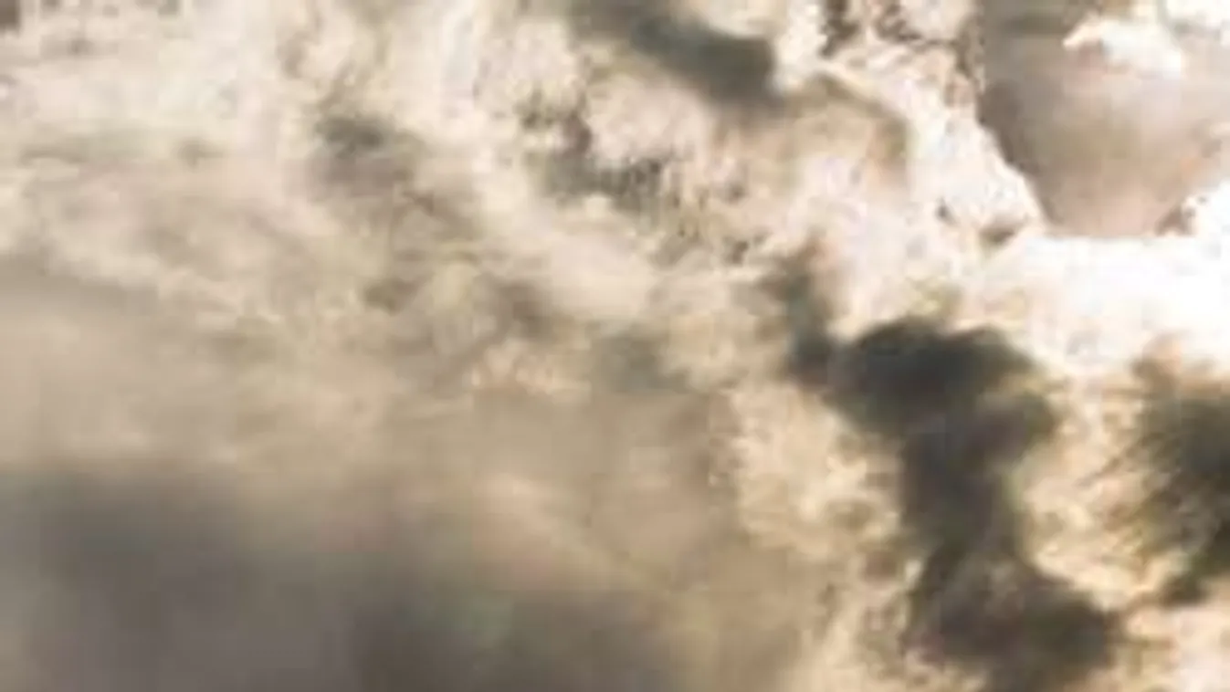 Pajzán felhőforma meredezik Budafok fölött az égen - Fotó