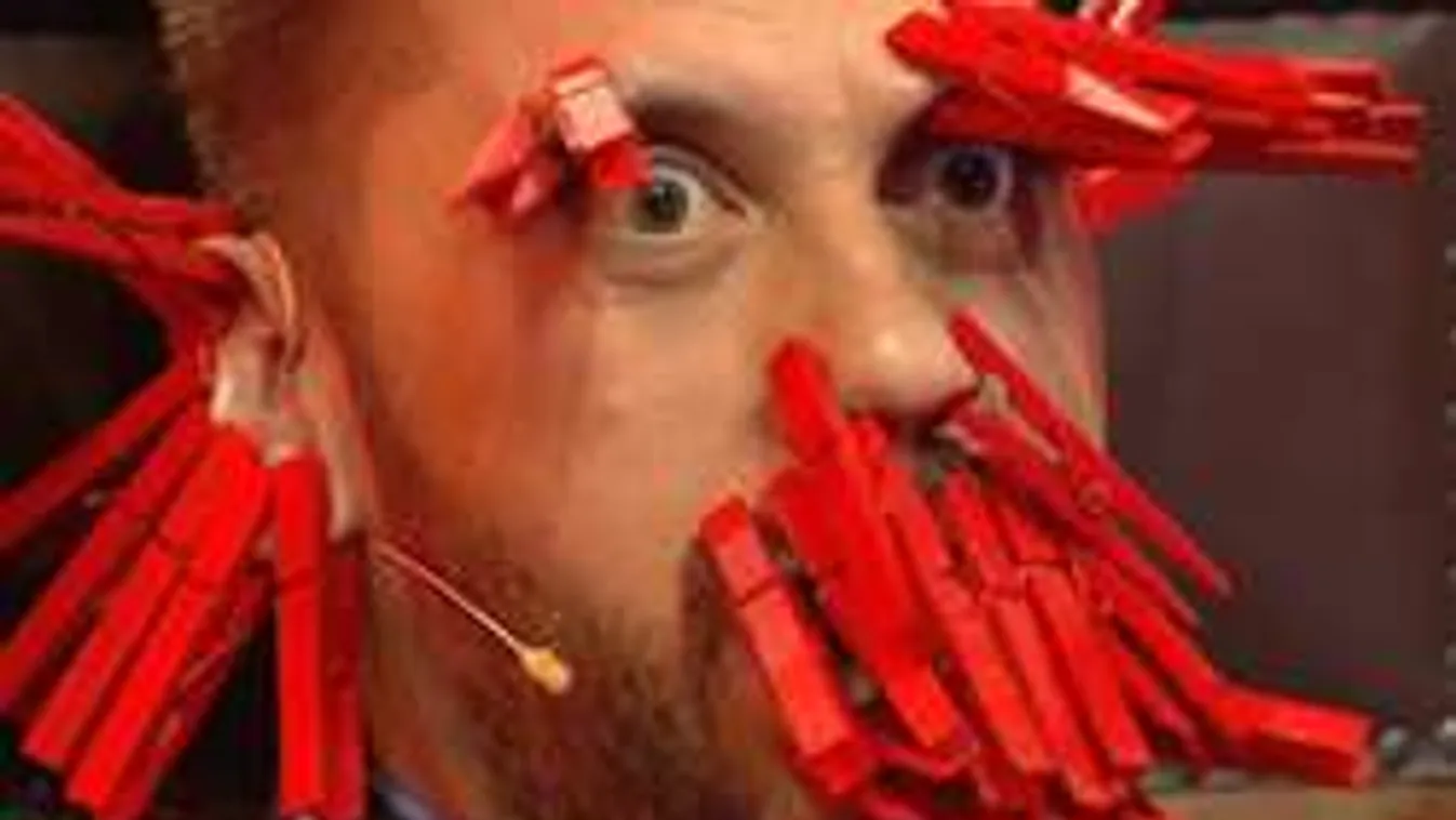 Kamerák előtt kínozta meg az egykori megasztárost felesége - Videó