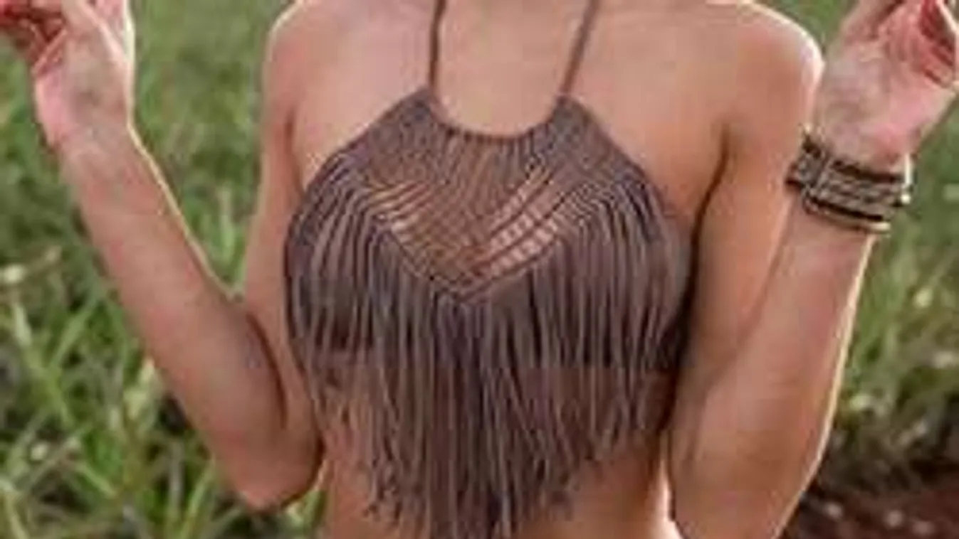 Ez lesz a nyár legszexibb divatja! Vadító rojtok a női idomokon!