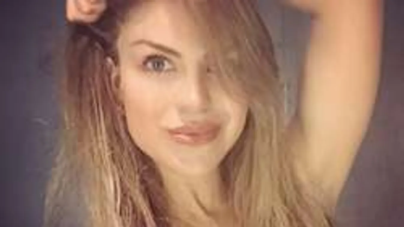 Kipakolt mellekkel edz a focisták szexi dokinénije! - Videó