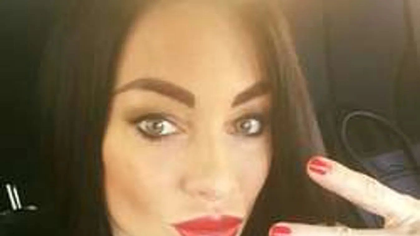 A magyar bombázó ezen a képen aztán semmit sem takargat!