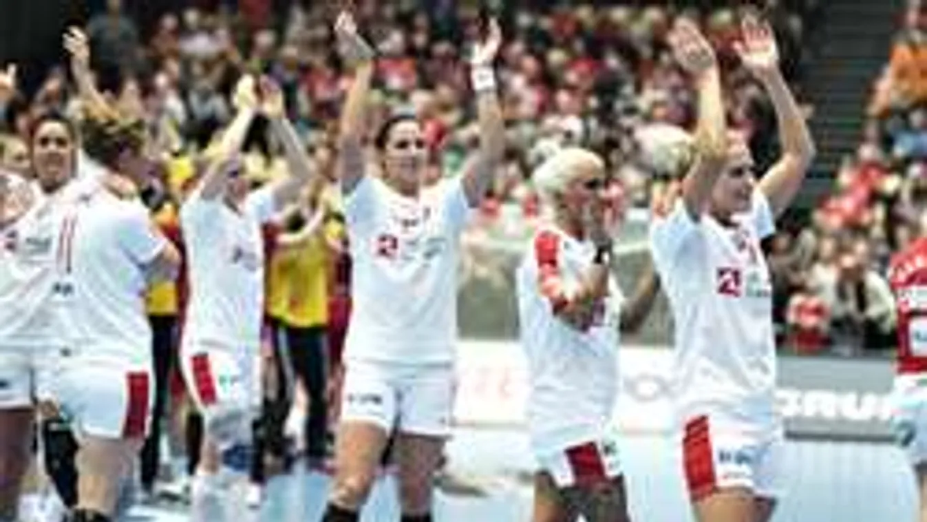 Meztelenül a zuhanyzóban ünnepeltek a kézis csajok