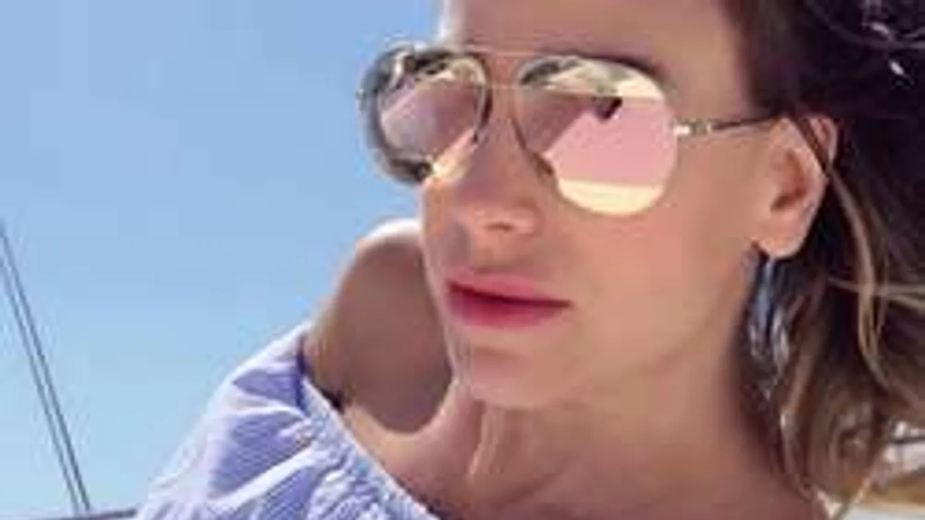 A fürdőruhában villantó Vajna Tímeánál nincs jobb hétindító látvány!