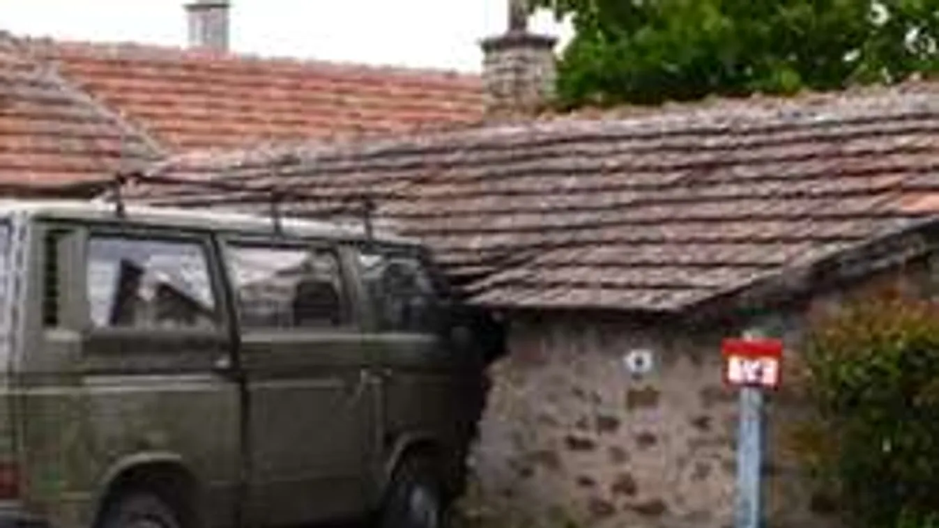 Brutálisan áttörte a ház falát a lopott kocsival, majd elszaladt! - Fotó!