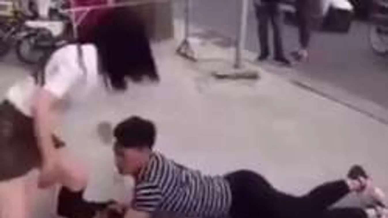 Elképesztő videó! Férfi még nem alázta meg így magát egy nő miatt