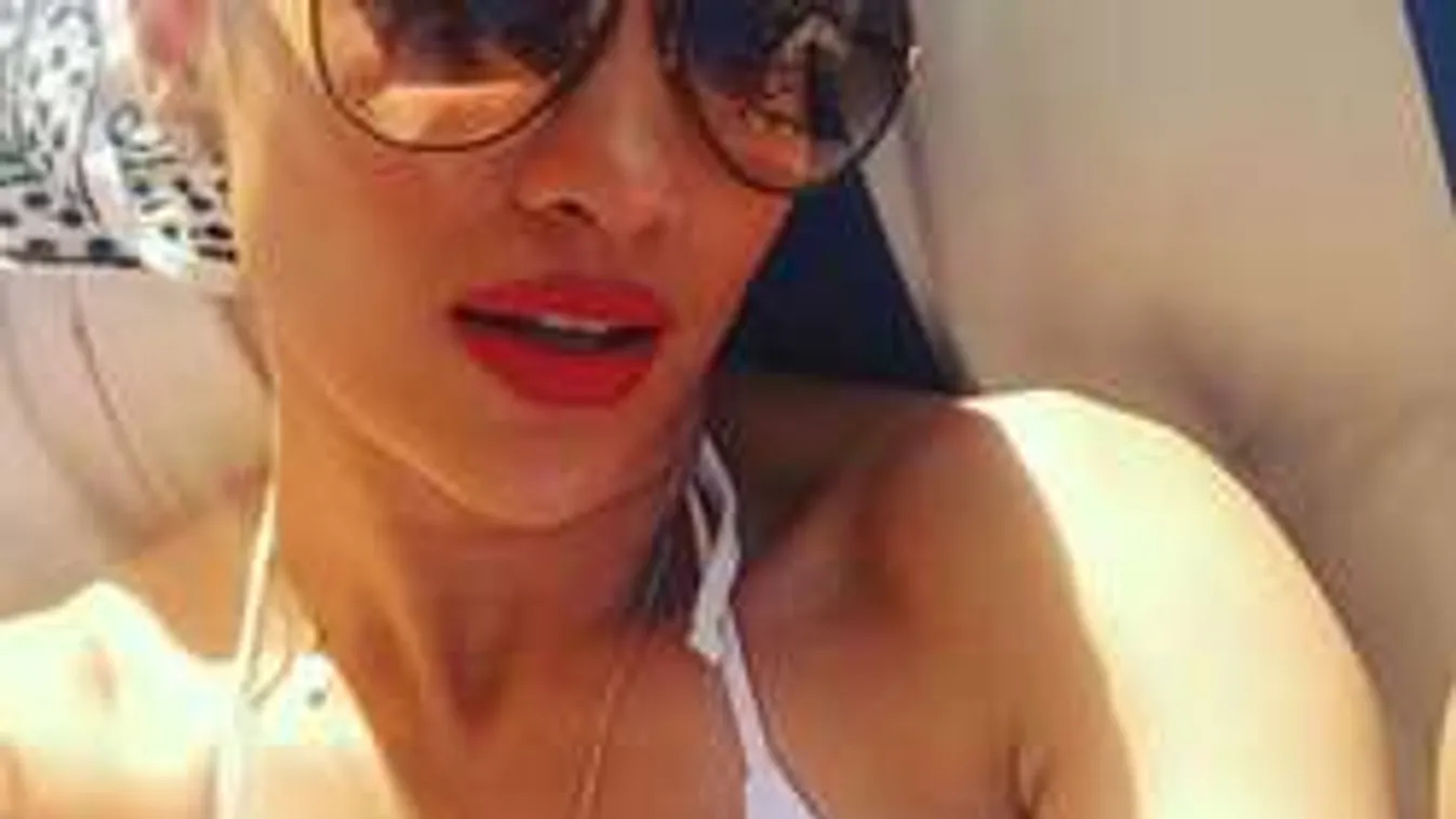 Kipakolta melleit a negyvenes kétgyerekes világsztár - Fotó