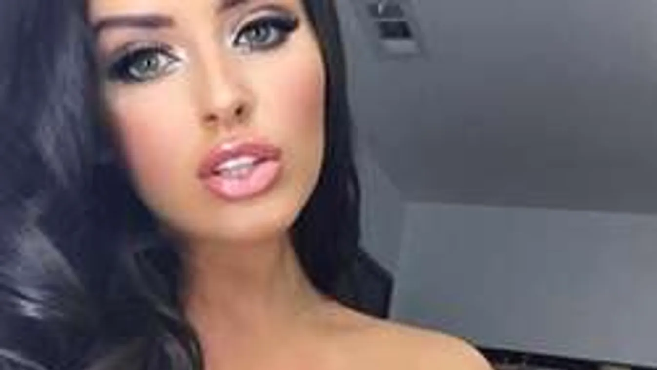 Képtelen eltakarni vadító mellét a szexi focistalány - Fotók, videó