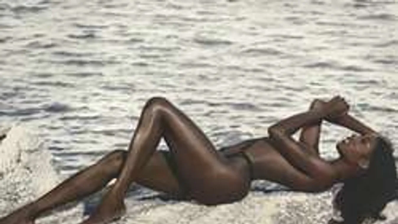 Mindenkit megszédít a csokibőrű modell pucér, feszes teste - Fotók