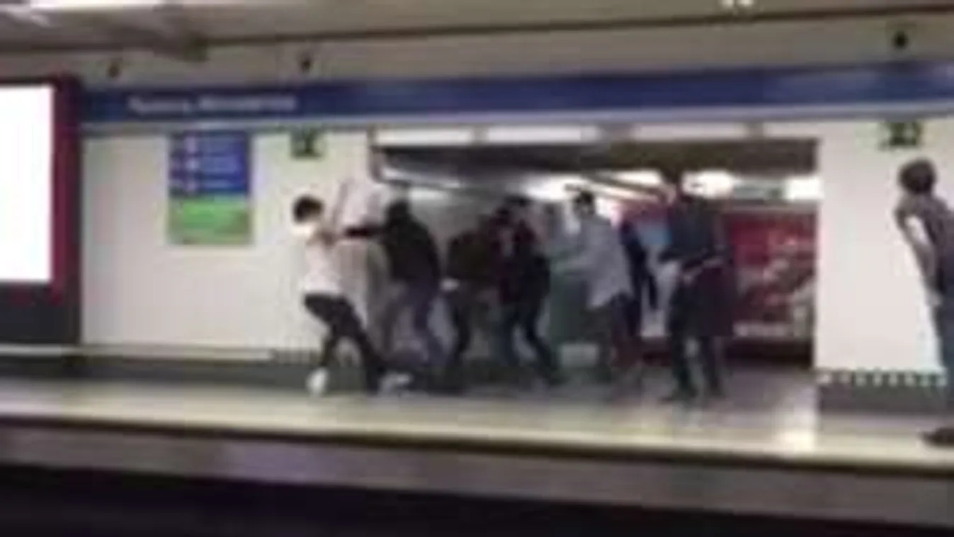 Metrósínek közé esett egy fiú verekedés közben! - videó