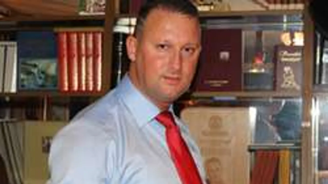 Durva! Tiniszex oldallá változott Alekosz rajongói csoportja!