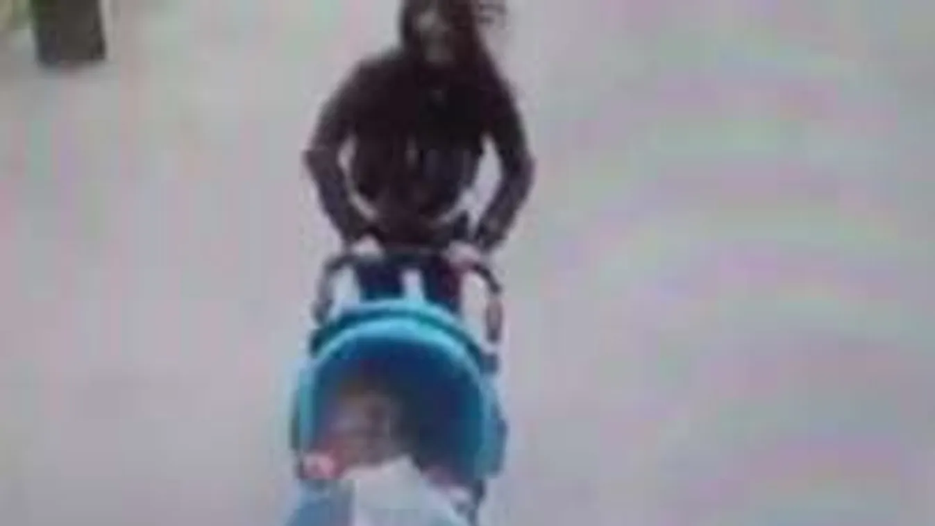 Sokkoló felvétel: Betonlap zuhant a kisgyerekes anyuka fejére az utcán