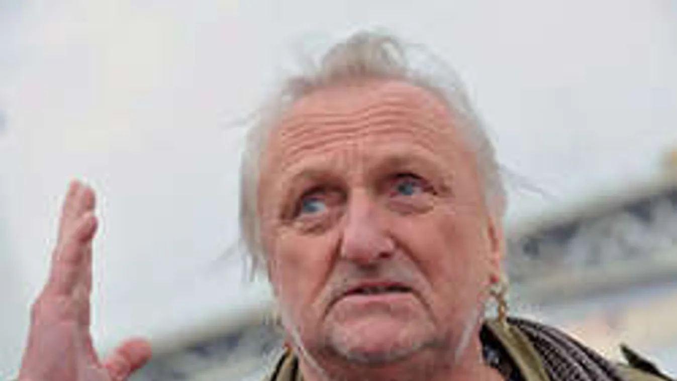 Rohammentő szállította kórházba karambolja után az Omega zenészét