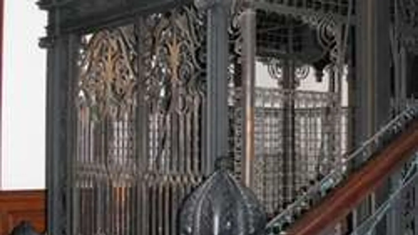 Egy órára a liftben ragadt a beteg, idős veszprémi néni