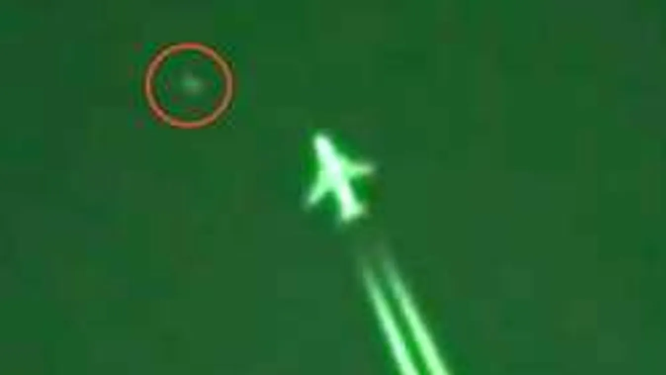 Megdöbbentő videó: Hatalmas ufó száguldott a repülőgép felé!