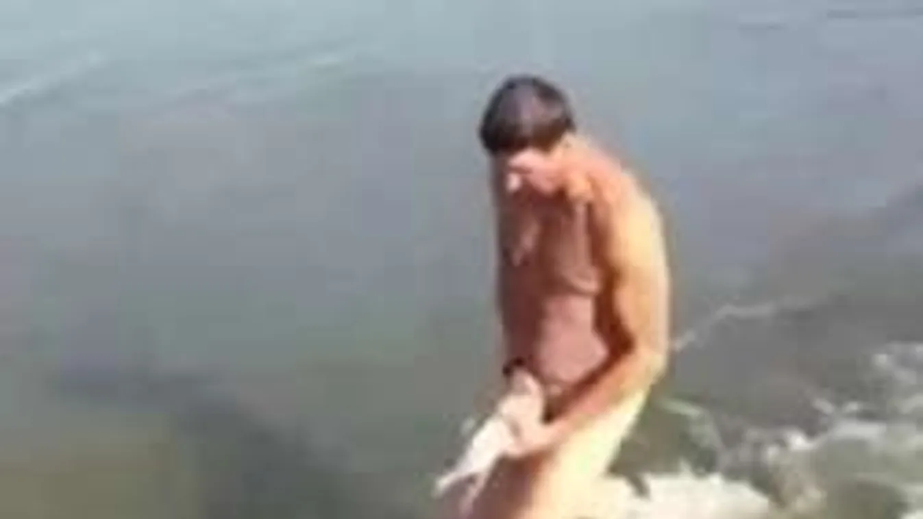 Úszás közben harapott rá egy hal a fürdőző férfi kukacára! +18