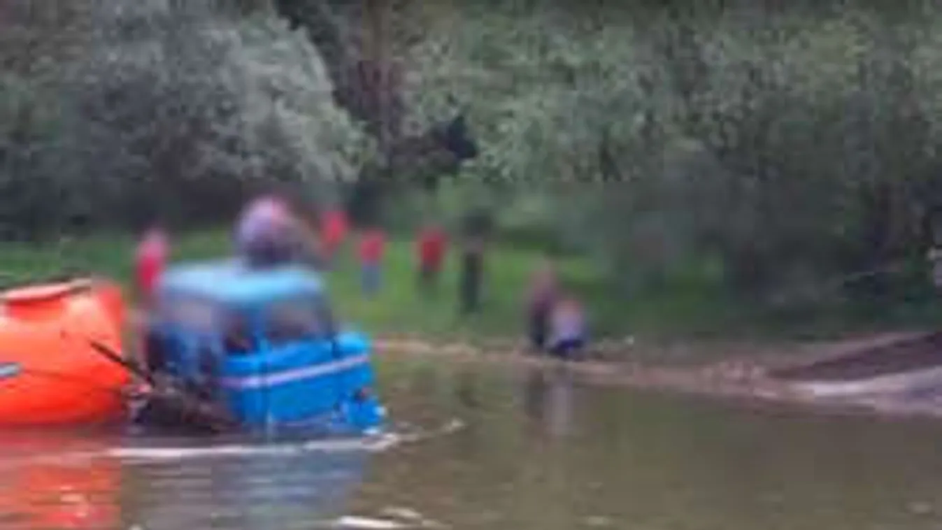 Bizarr látvány: hogy került a teherautó Dunába?