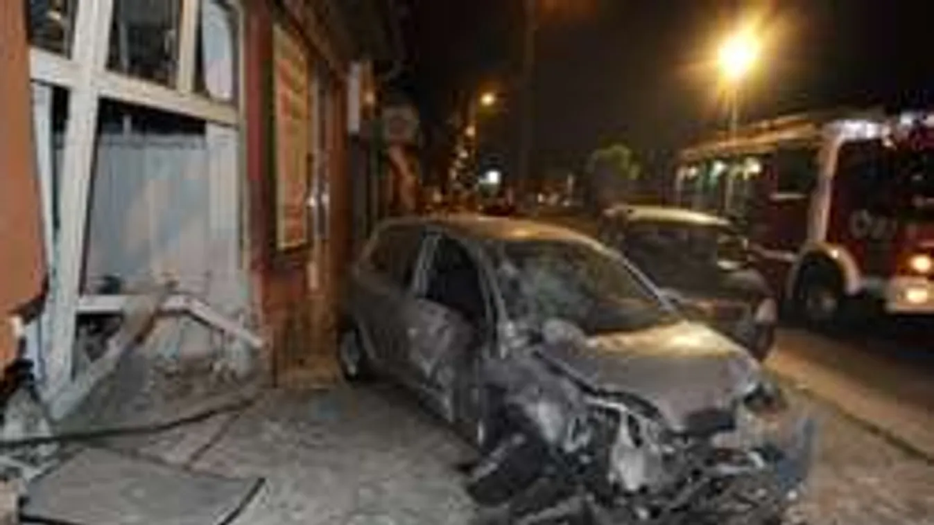 Fogorvosi rendelőbe csapódott egy autó az Üllői úton! - Fotók