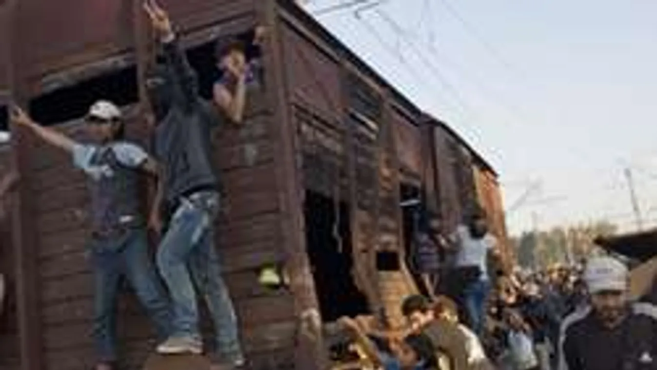 Vonattal rontottak a migránsok a határzárnak! - Fotó