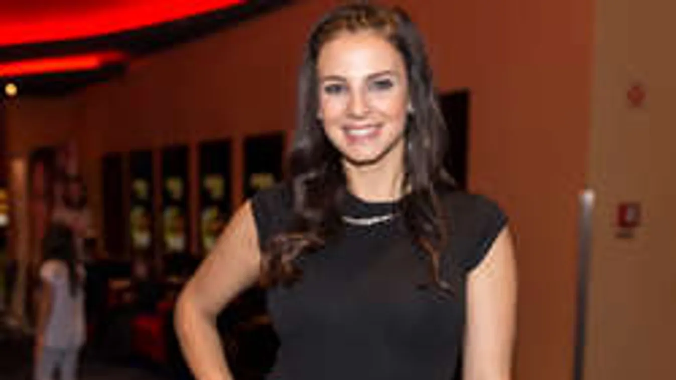 Tűzpiros ruhába préselte hatalmas melleit Sarka Kata - Fotó