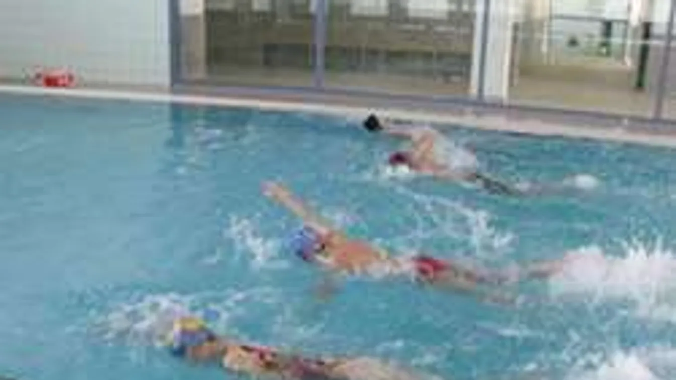 74 embert, köztük 54 gyereket kellett kimenekíteni az uszodából!