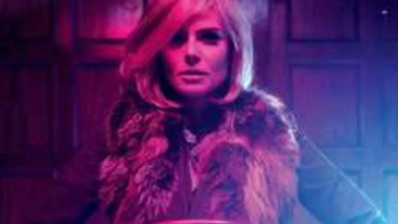 Szétszakadt a szoknya a dögös sztáranyuka fenekén - Fotó