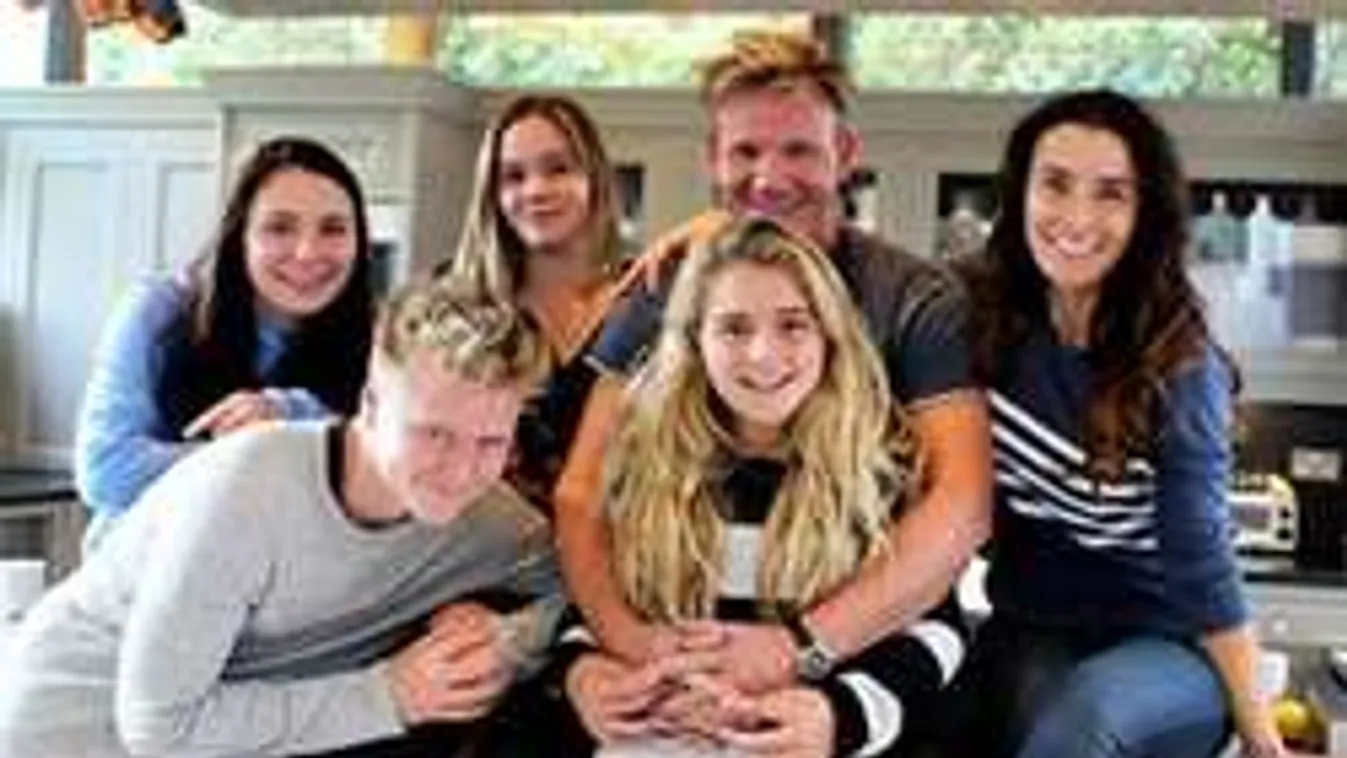 Ismét gyermekáldás elé néz mindenki kedvenc sztárséfje