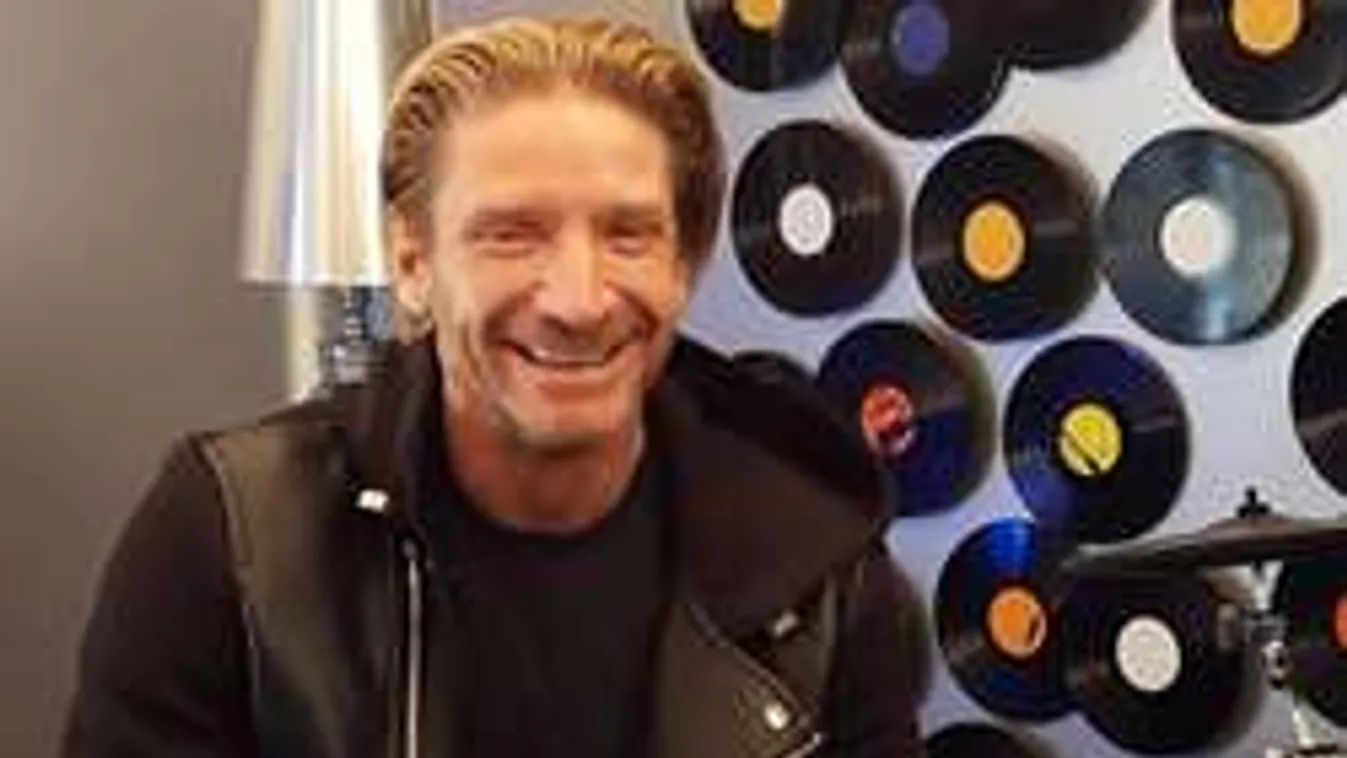 Félmeztelenül fotózták A Nagy Duett sztárját - Fotók