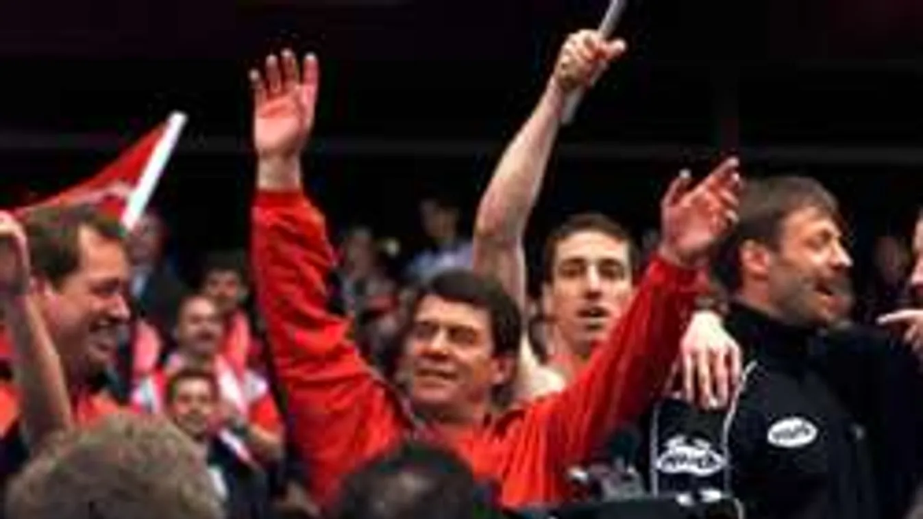 Lesajnált futballtörpéket, magyar focistákat is másolt az angol csapat