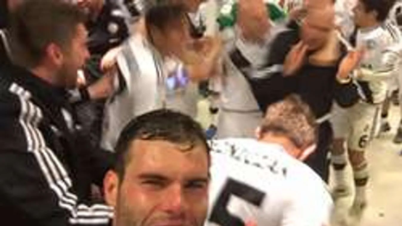 Pisztolyt és bilincset kapott a magyar csatár