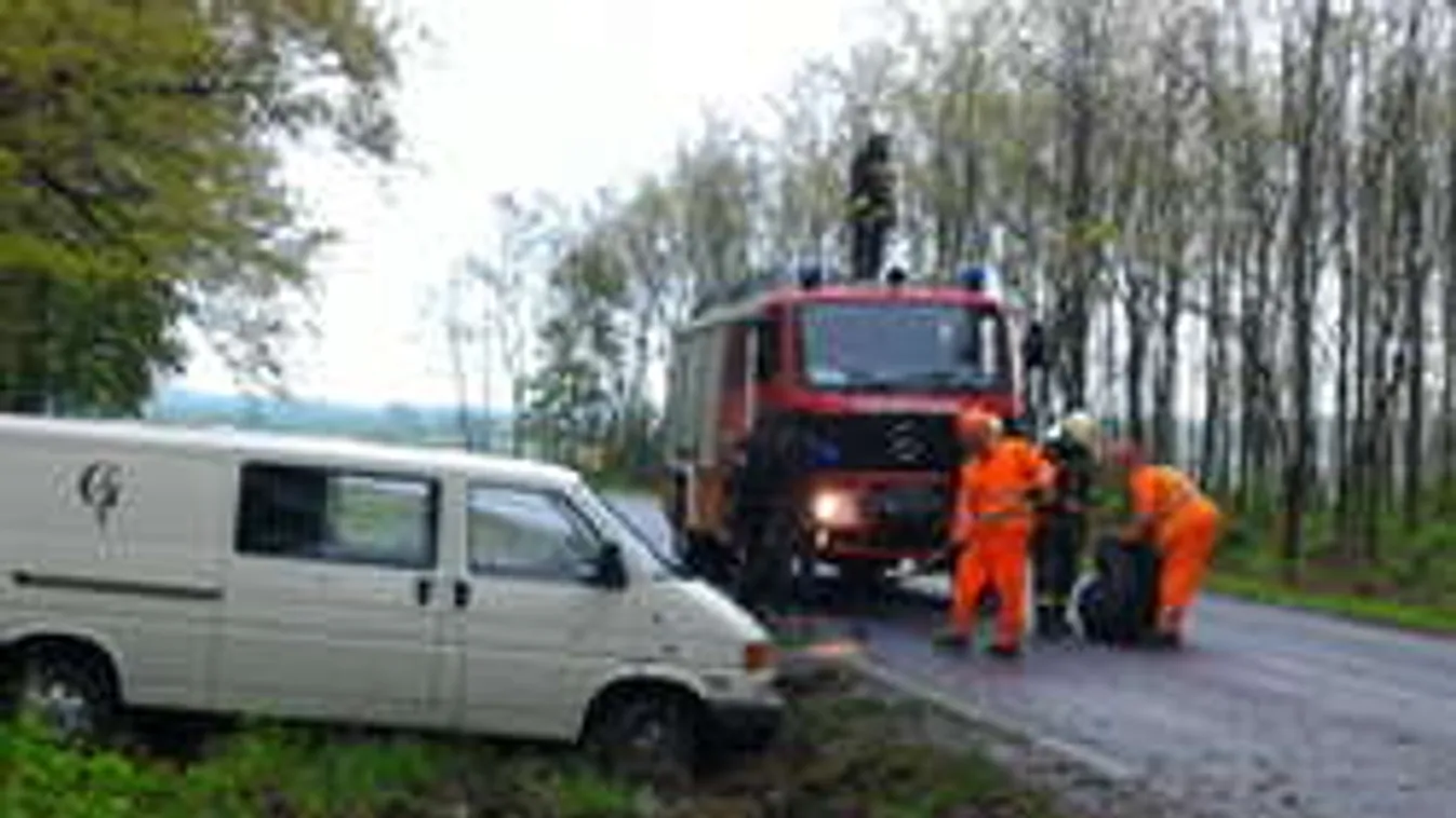 Árokba csapódott a halottszállító!
