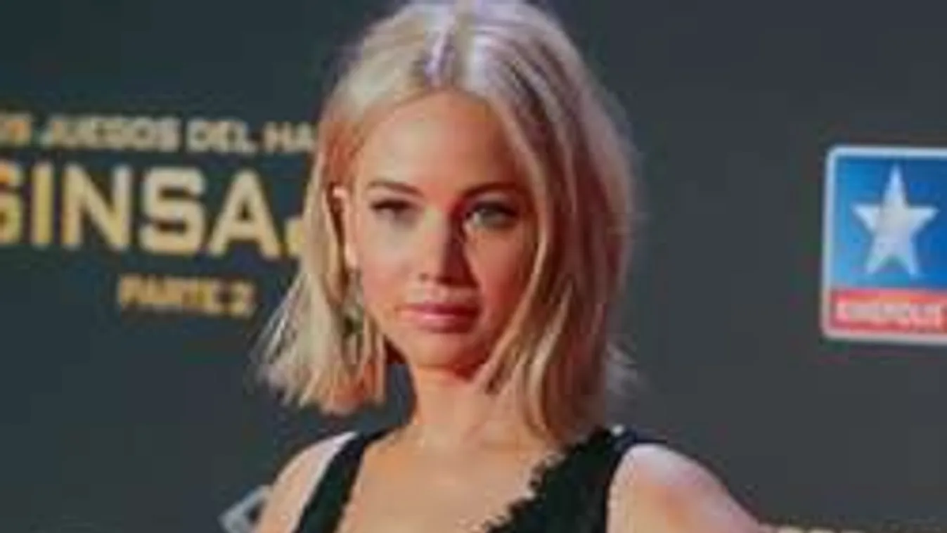 Szexi baki! Melltartó nélkül parádézott a világhírű színésznő - Fotók