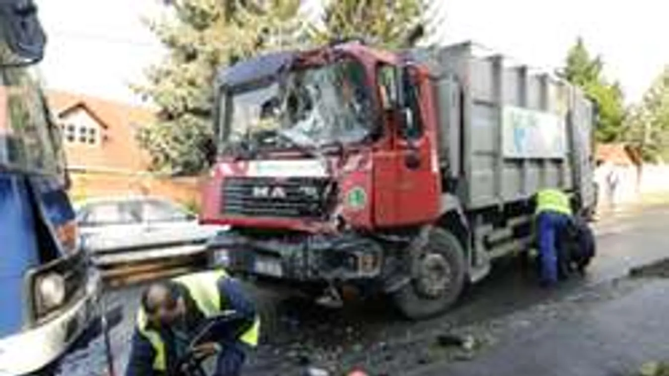 Durva fotók a budai balesetről! Kukásautóval ütközött a busz!