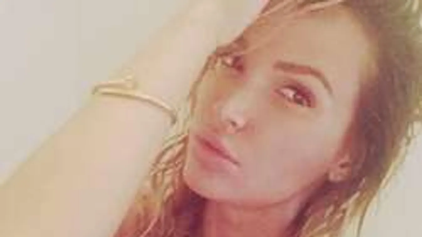 Zimány Linda bárkinél dögösebben ül a dugóban - Fotó