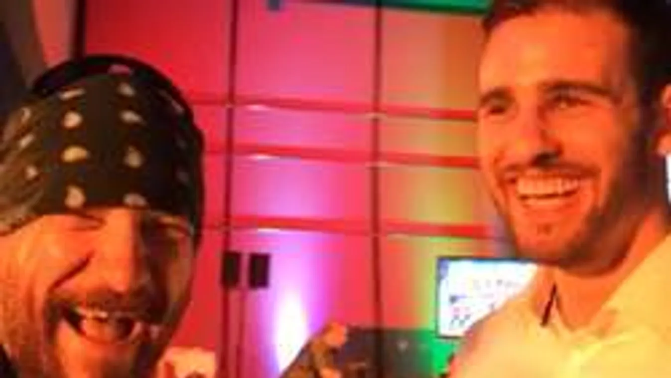 Micsoda buli! Taccsra vághatták magukat a hokisok - videó