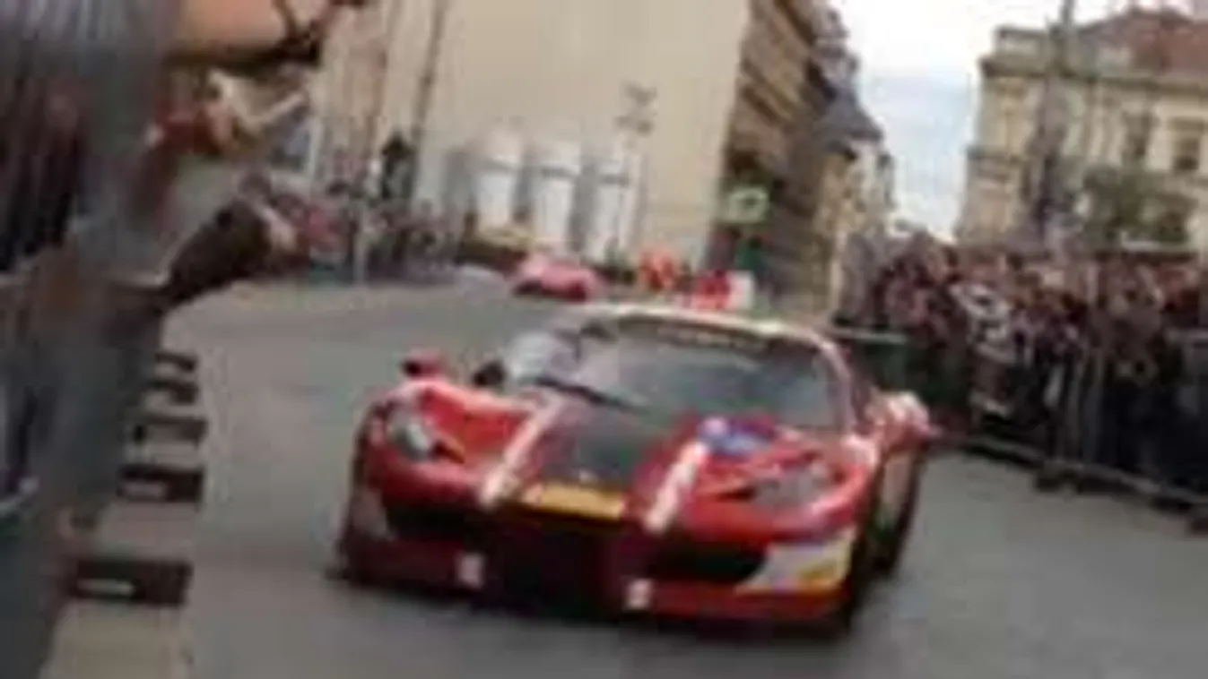 Gyerekektől karnyújtásnyira csapódott be egy Ferrari a Várkertnél