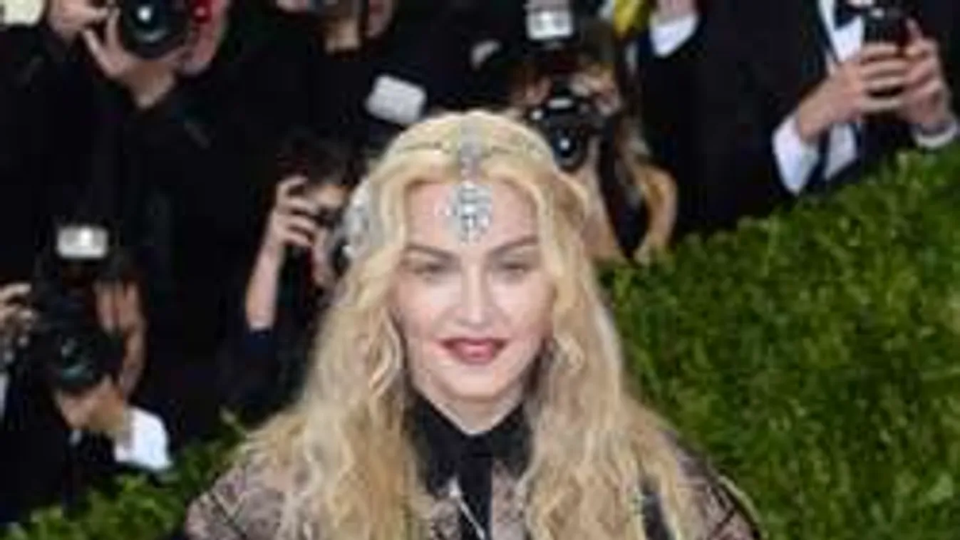 Pucér mellekkel és fenékkel bulizott Madonna - Fotók