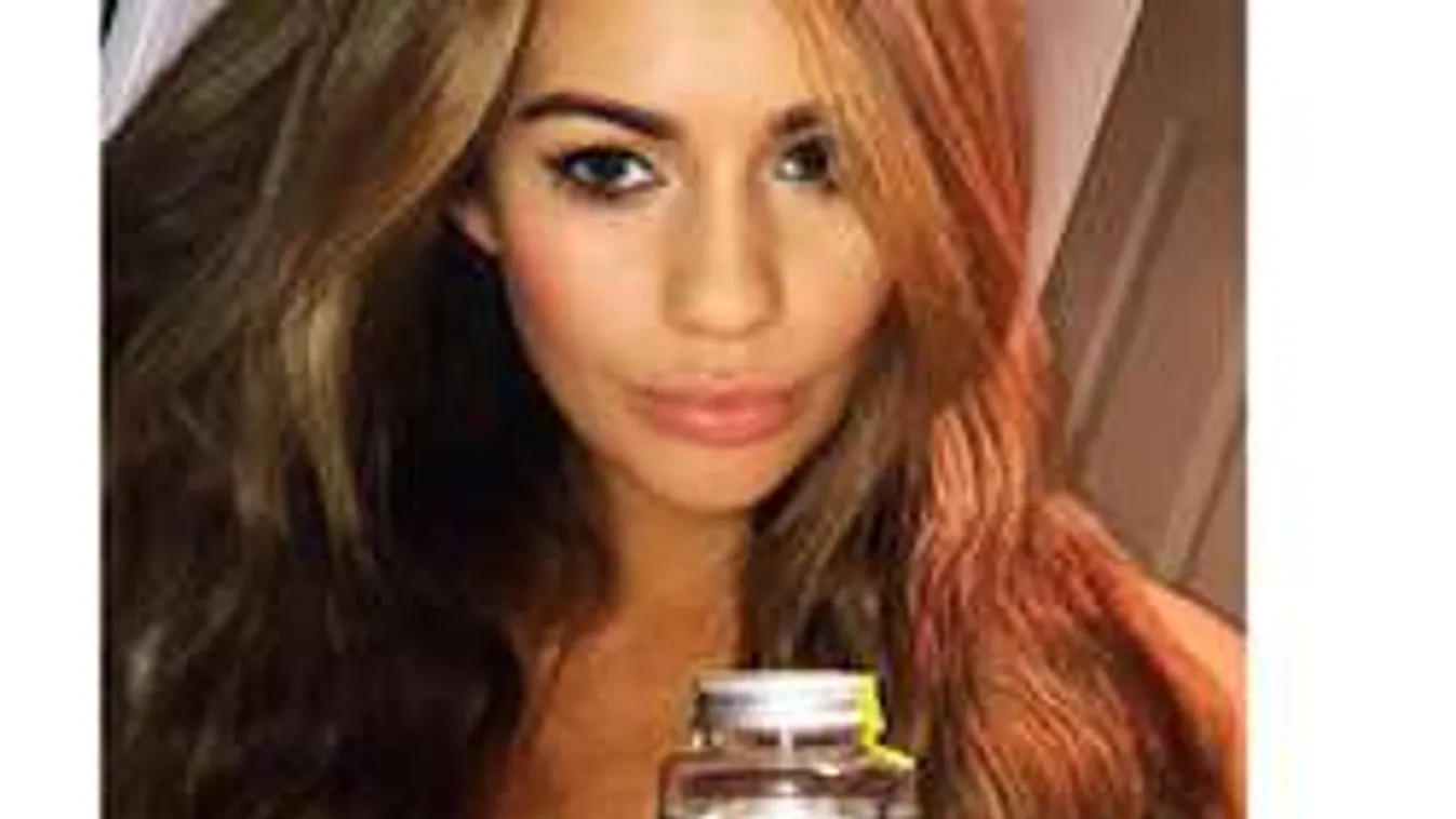 Csupasz mellekkel csalogatná ágyába a focistát a szexbomba