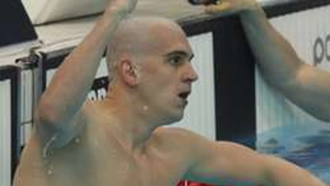 Cseh Laci vallott, úgy úszott, ahogy a csövön kifér