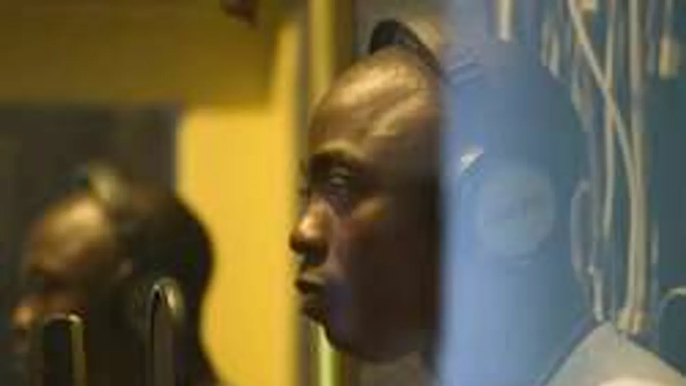 Facebookon keres csajokat Fekete Pákó