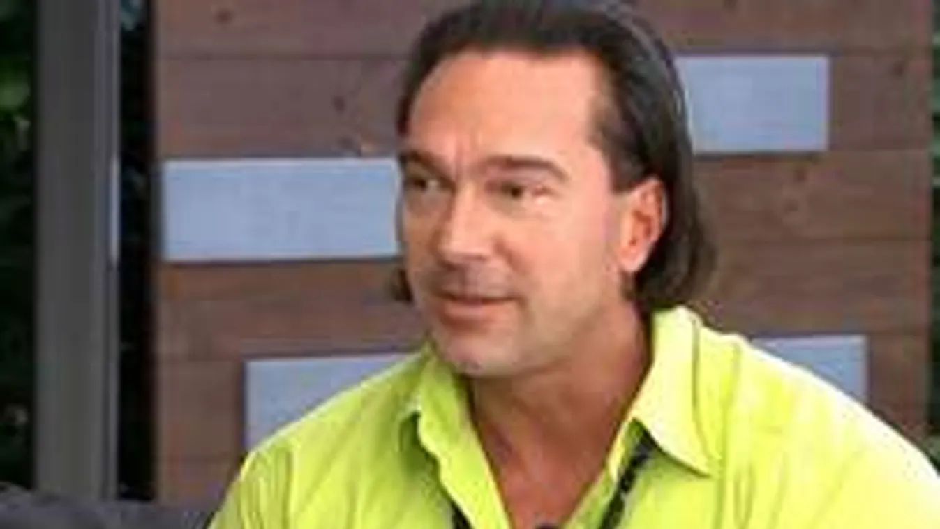 Elképesztő lényekkel élt egy panellakásban a bizarr magyar celeb!