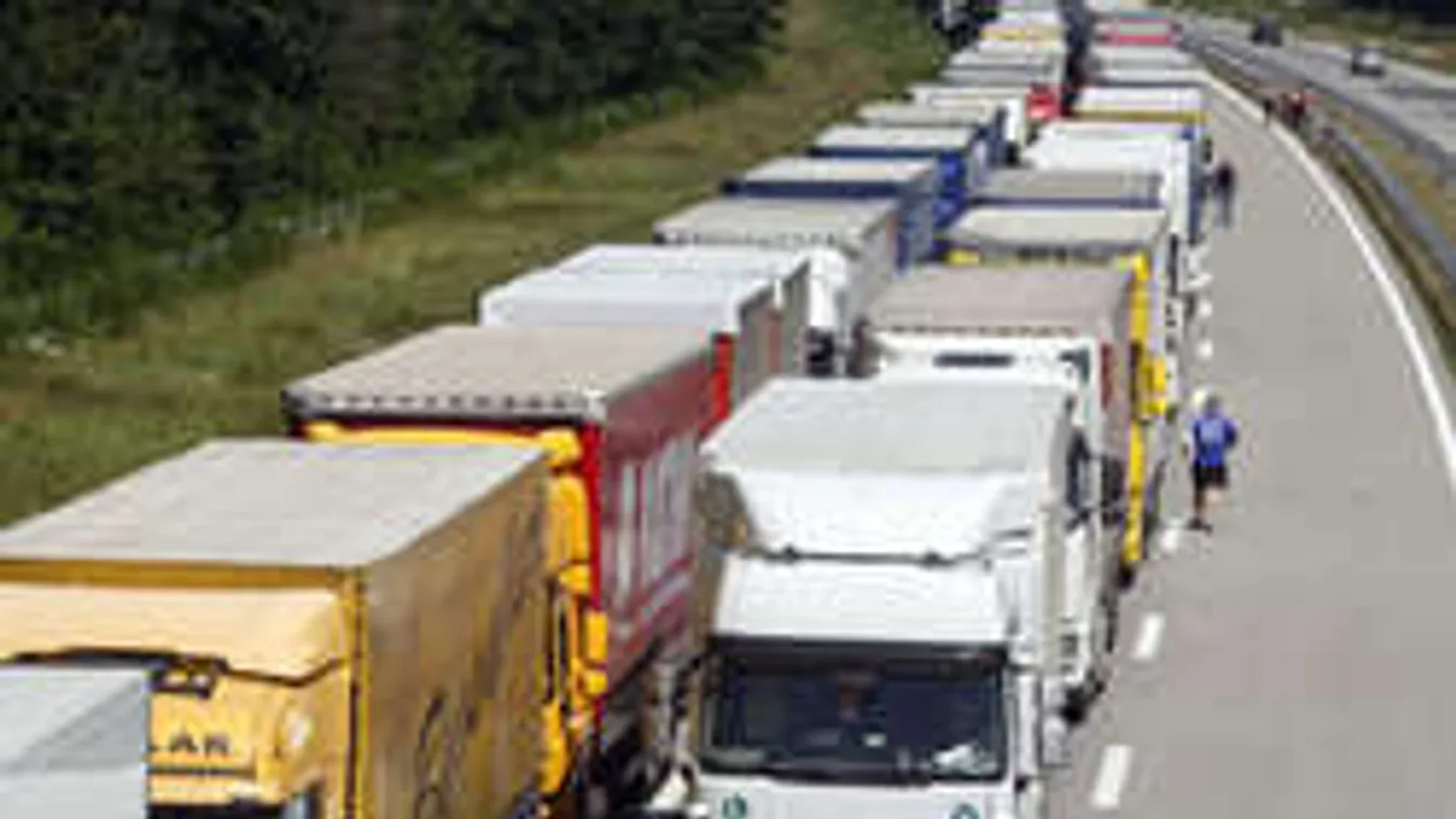 Hatalmas torlódás Győr felé az M1 autópályán! Tűz- és robbanásveszély