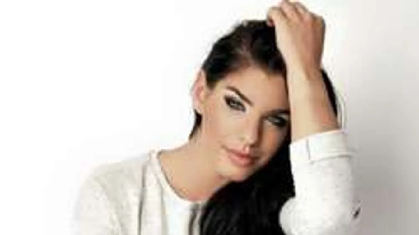 Félmeztelenül mutogatja tökéletes fenekét a magyar énekesnő - Fotó