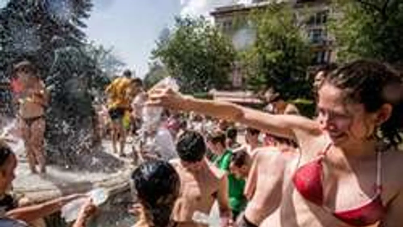 Spontán, őrületes vízicsata Pesten, a Vigadó téren! Fotók